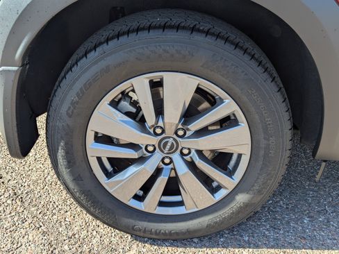 Used 2025 Nissan Pathfinder SV image 9