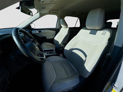 Certified 2022 Ford Explorer Platinum w/ Equipment Group 601A image 18