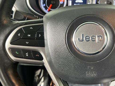 Used 2019 Jeep Cherokee Latitude Plus w/ Comfort/Convenience Group FWD image 19