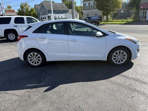 Used 2017 Hyundai Elantra GT FWD image 4