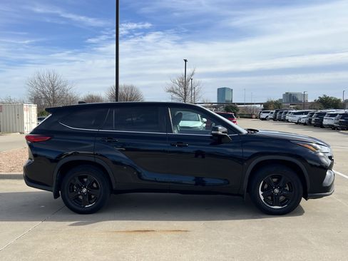 Used 2023 Toyota Highlander L image 10