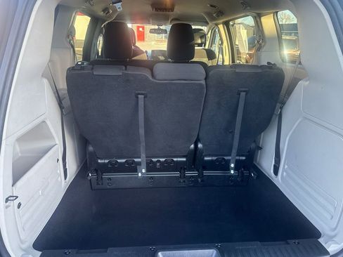 Used 2018 Dodge Grand Caravan SE w/ UConnect Hands-Free Group image 12