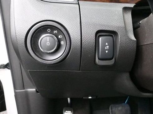 Used 2018 Ford Taurus Limited AWD/4WD image 23