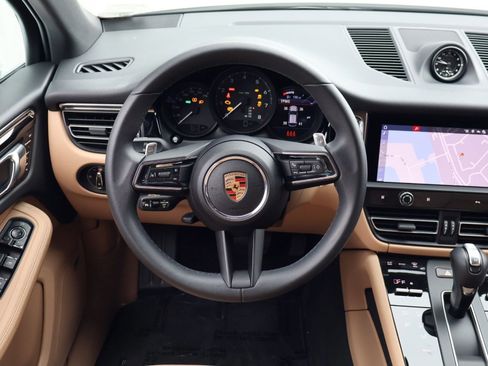 Certified 2025 Porsche Macan image 14