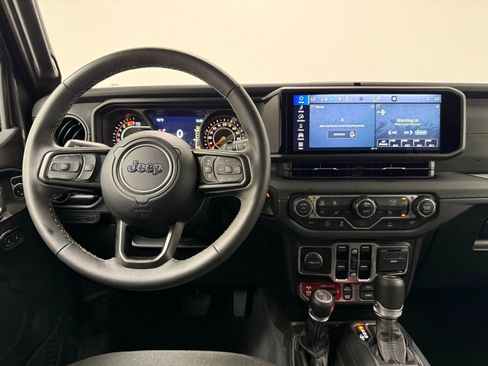 Used 2025 Jeep Wrangler Unlimited Rubicon w/ Convenience Group AWD/4WD image 22