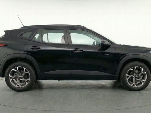 Used 2025 Chevrolet Trax LT FWD image 11
