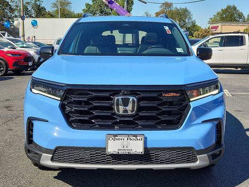 Used 2025 Honda Pilot TrailSport image 2