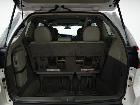 Used 2017 Toyota Sienna XLE image 13