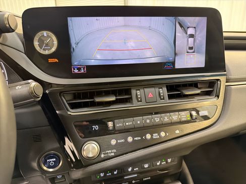 Used 2022 Lexus ES 300h Ultra Luxury image 18