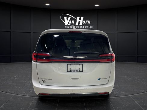 Used 2022 Chrysler Pacifica Touring-L FWD image 6