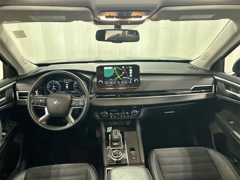 Used 2023 Mitsubishi Outlander SE image 19