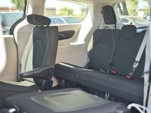 Used 2022 Chrysler Voyager LX image 11