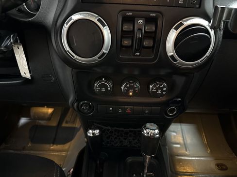 Used 2015 Jeep Wrangler Unlimited Rubicon w/ Connectivity Group AWD/4WD image 17