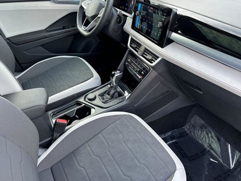 New 2026 Volkswagen Taos SE image 15