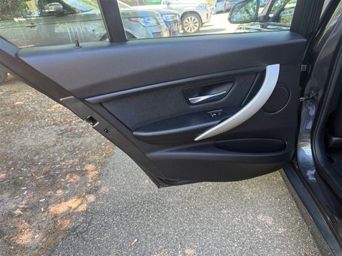 Used 2018 BMW 320i Sedan RWD image 16