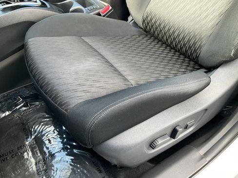 Used 2018 Nissan Rogue SV image 16