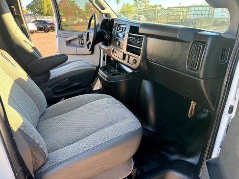 Used 2016 Chevrolet Express 2500 image 24