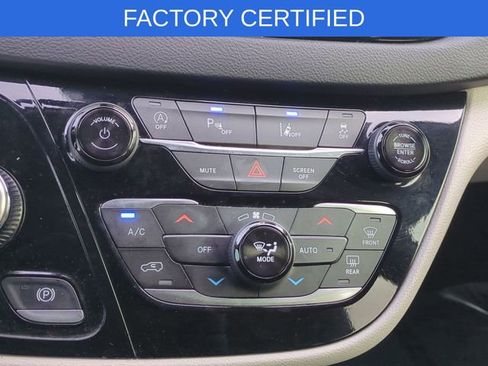 Certified 2024 Chrysler Pacifica Touring-L image 18