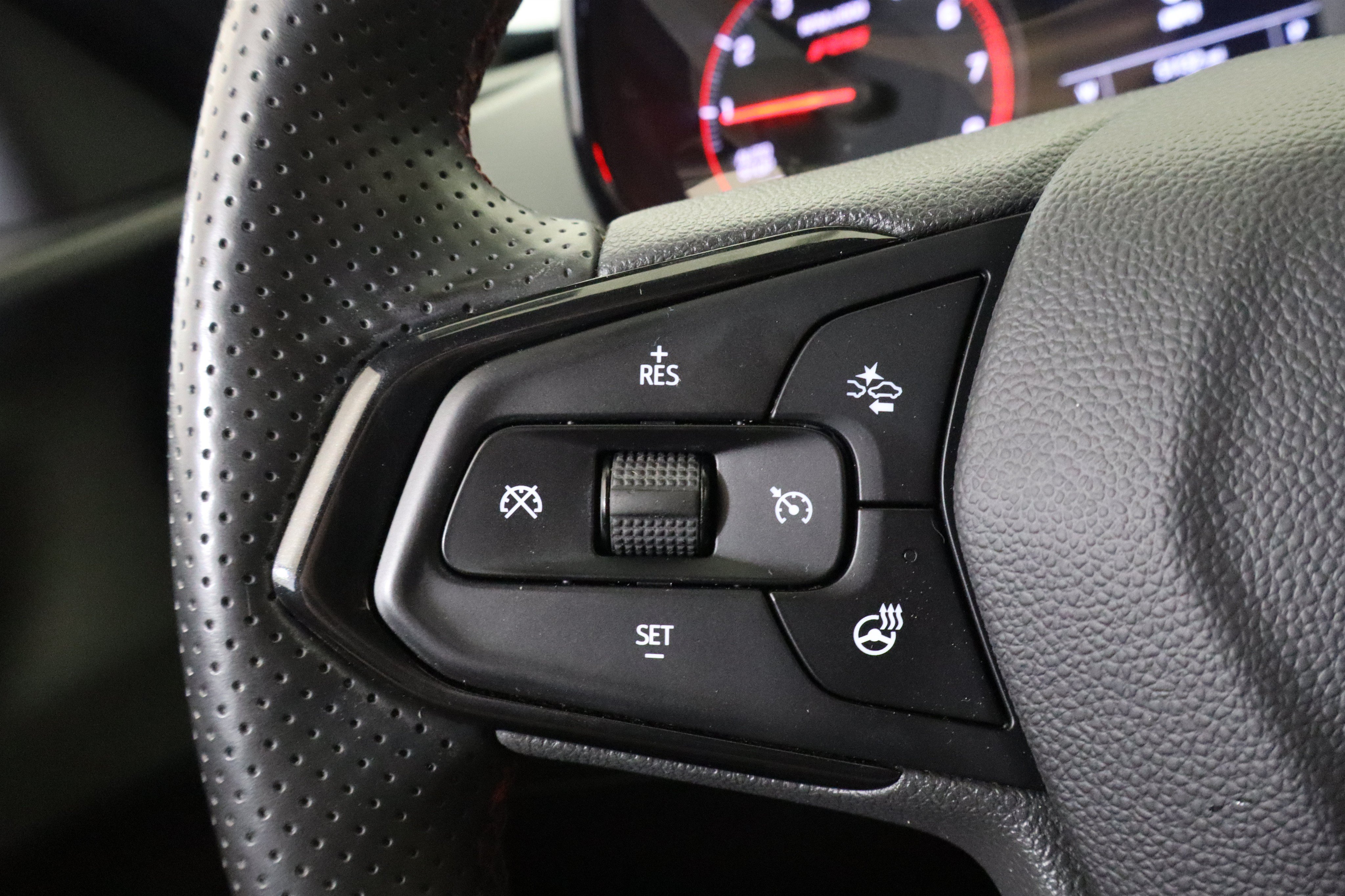 Used 2024 Chevrolet Trax RS FWD image 30