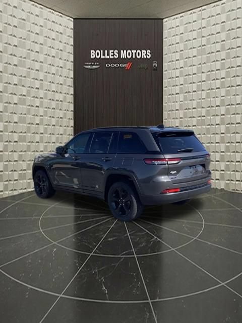 Used 2023 Jeep Grand Cherokee Altitude AWD/4WD image 8
