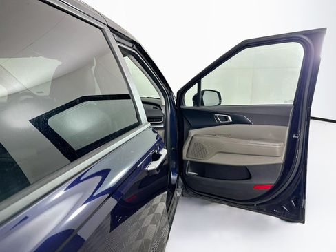 Used 2025 Kia Carnival FWD image 34