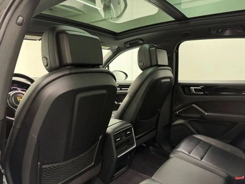 Used 2022 Porsche Cayenne AWD/4WD image 19