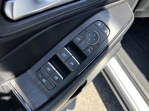 Certified 2025 Nissan Rogue SL FWD image 13