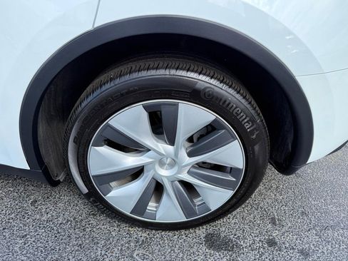 Used 2024 Tesla Model Y Long Range image 35