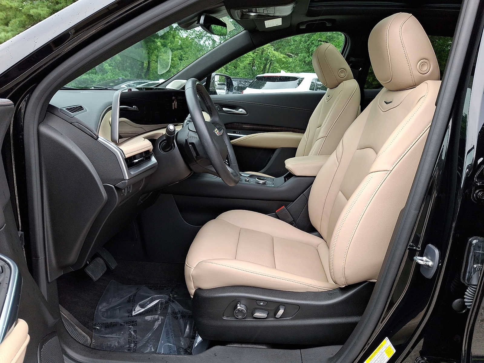 Certified 2024 Cadillac XT4 Premium Luxury AWD/4WD image 17
