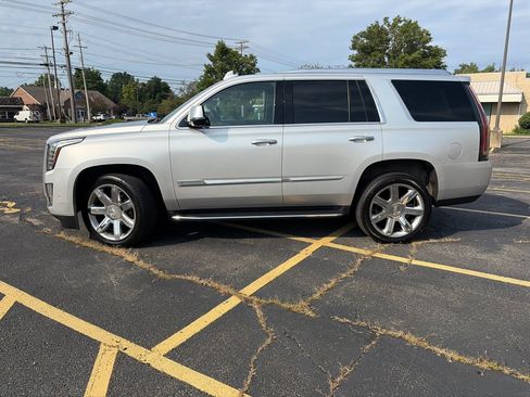Used 2018 Cadillac Escalade Luxury AWD/4WD image 4