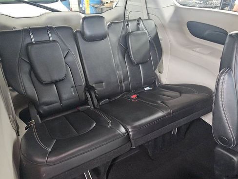Used 2023 Chrysler Pacifica Touring-L FWD image 8