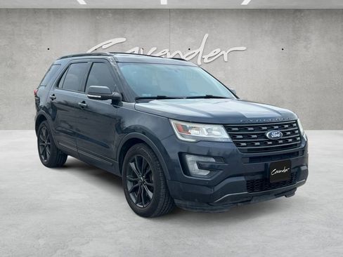 Used 2017 Ford Explorer XLT w/ Equipment Group 202A image 2