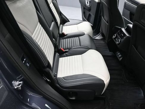 Used 2024 Land Rover Discovery Metropolitan Edition AWD/4WD image 28