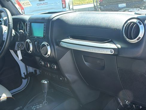 Used 2017 Jeep Wrangler Sahara w/ Connectivity Group image 12