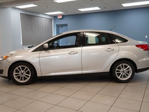 Used 2018 Ford Focus SE FWD image 2