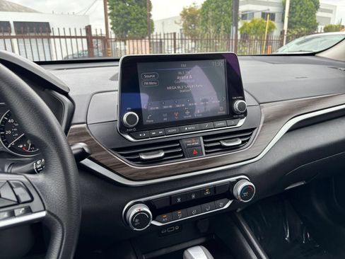 Used 2025 Nissan Altima 2.5 SV FWD image 17