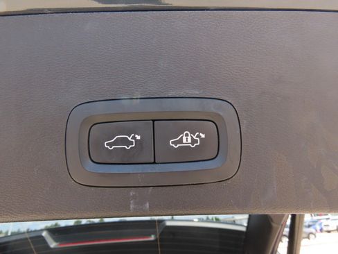 Used 2021 Volvo XC40 T4 Momentum FWD image 15
