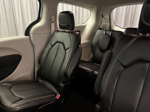 Used 2023 Chrysler Pacifica Touring-L image 30