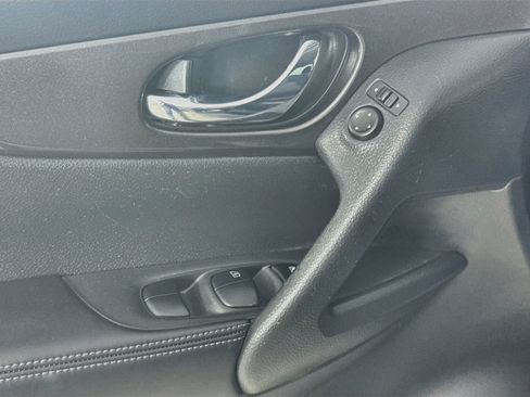 Used 2019 Nissan Rogue S w/ Special Edition Package FWD image 22