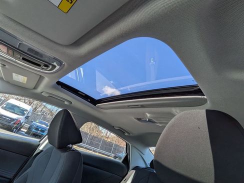 Used 2025 Hyundai Elantra SEL image 12