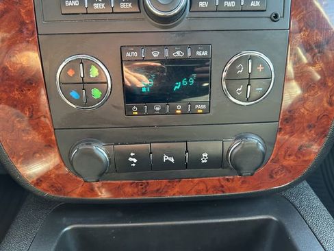 Used 2012 Chevrolet Suburban LT image 19