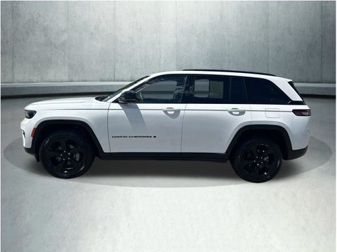 Used 2023 Jeep Grand Cherokee Limited w/ Black Appearance Package AWD/4WD image 2