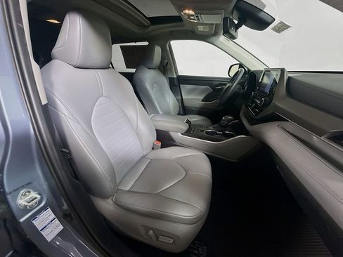 Certified 2021 Toyota Highlander XLE AWD/4WD image 29