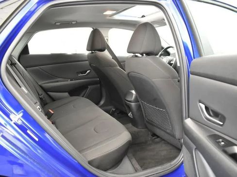 Used 2025 Hyundai Elantra SEL image 17