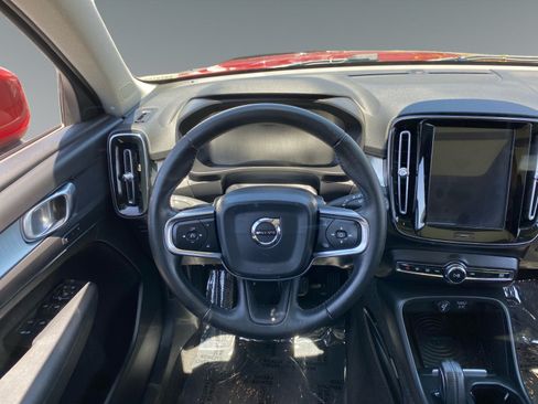 Used 2019 Volvo XC40 T4 Momentum FWD image 12