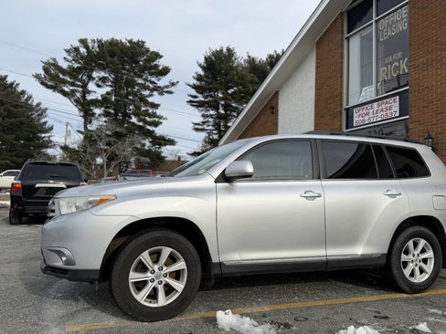 Used 2012 Toyota Highlander SE w/ Tow Pkg image 9