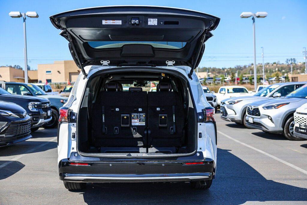 Certified 2024 Toyota Sienna Platinum FWD image 28