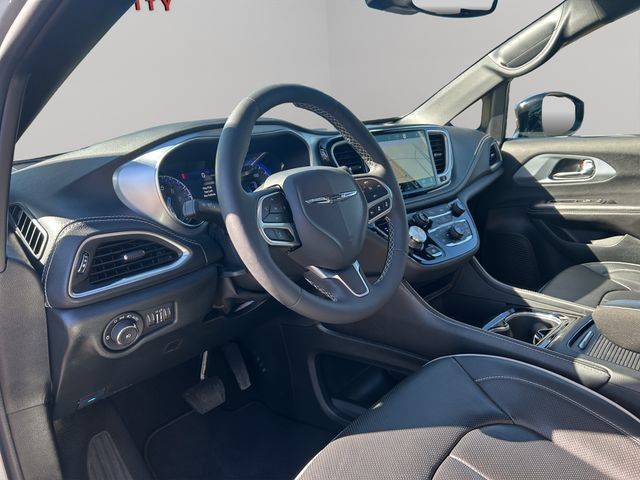Used 2026 Chrysler Pacifica Limited FWD image 28
