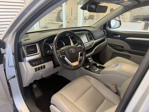 Used 2017 Toyota Highlander SE image 19
