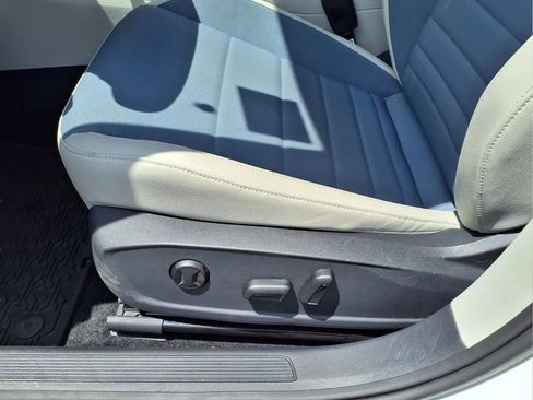 Used 2025 Volkswagen Jetta SE w/ Sunroof Package FWD image 24